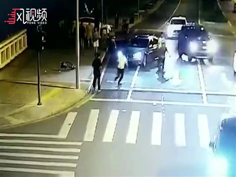 4分钟完整视频：电瓶车主遭多人围殴 夺刀后一刀捅伤宝马车主_凤凰网视频_凤凰网