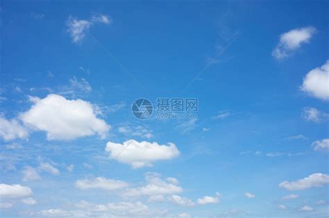 天空是明蓝的有云飘过望着时放松点高清图片下载-正版图片506142171-摄图网