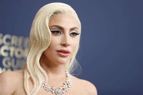 Lady Gaga素顏上陣宣傳自家品牌新粉底！ 簡單淡妝＋膚質狀態令網民眼前一亮 – BeautyExchange
