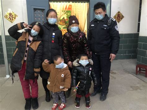 狠心！2岁男童被遗弃在养猪场，辅警“爸爸”接他回“家”-大河新闻