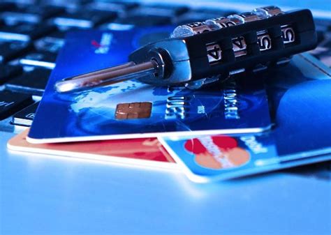 信用卡盗窃支付卡挂锁小偷数据计算机密码背景图片下载 - 觅知网