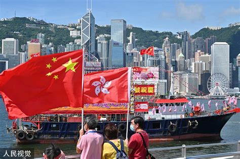 港媒：国庆节将至，香港街头飘扬国旗和区旗