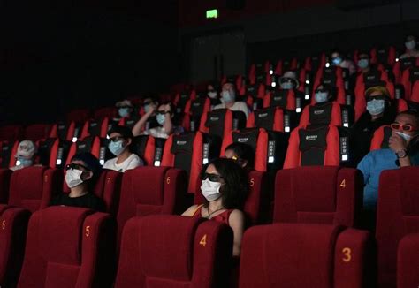 探访北京电影院复工首日：观众隔席而坐 保持一米以上距离_中国网