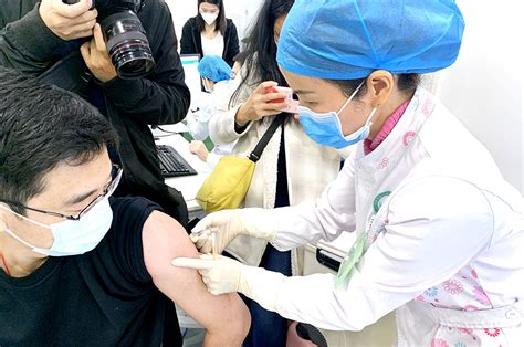 全球首个新冠病毒疫苗进入II期临床试验 年龄最高志愿者84岁_新闻频道_中国青年网