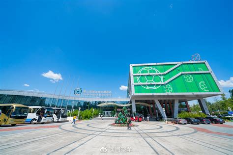唐山南湖足球主题酒店坐落于唐山南湖中心区，建筑面积28000平方米