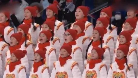 冬奥运虎头虎脑合唱团演唱《奥林匹克颂》，纯净清澈的童声打动人心