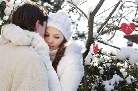 站在雪地里的年轻情侣图片-冬天里的热恋男女素材-高清图片-摄影照片-寻图免费打包下载