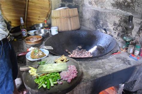 实拍农村人准备午餐，土灶上一口大铁锅，一边炒菜边劈柴|炒菜|农村|劈柴_新浪新闻
