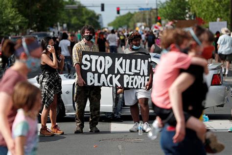 美国警察跪压死黑人事件引发抗议活动 压死美国黑人的白人警察