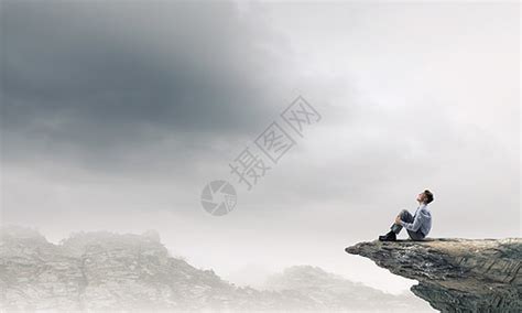 人坐在山顶上岩石高清图片下载-正版图片304801019-摄图网