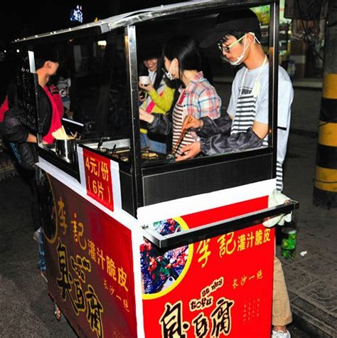荆州俩大学生校门口摆摊卖臭豆腐 称为减轻父母负担-新闻中心-荆州新闻网