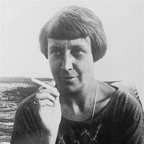 俄国女诗人茨维塔耶娃一生颠沛流离，从莫斯科到布拉格，到柏林，再到巴黎，她从未停止书写她的祖国，也被称为20世纪最伟大的诗... - 雪球