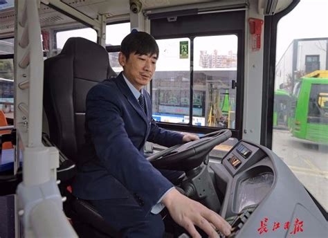 “以后我就是您老的儿子”公交司机和女乘客“结缘”12年_武汉_新闻中心_长江网_cjn.cn