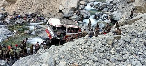 5月27日，驻拉达克的一辆印军巴士在特图克坠入什约克河谷……