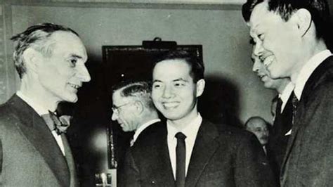 1957年杨振宁与李政道被授予诺贝尔物理学奖，领奖画面曝光_凤凰网视频_凤凰网