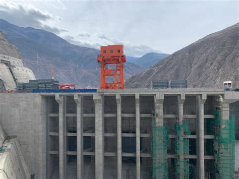 中国水利水电第五工程局有限公司 基层动态 巴塘水电站溢洪道左右孔弧形闸门吊装就位
