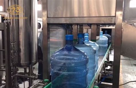 全自动灌装机_自动桶装水灌装机 5加仑大桶液体桶装饮用水 - 阿里巴巴