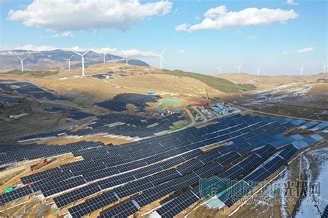 山坡上建起聚能站，新源县9万千瓦光伏发电项目推动能源经济可持续发展_阳光工匠光伏网
