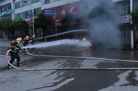 高清：江西九江步行街一煤气罐爆炸起火 现场浓烟滚滚【4】--地方领导--人民网