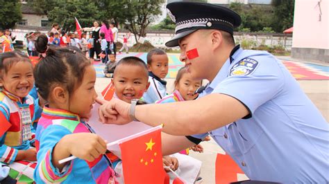 警察“和孩子们一起”上学