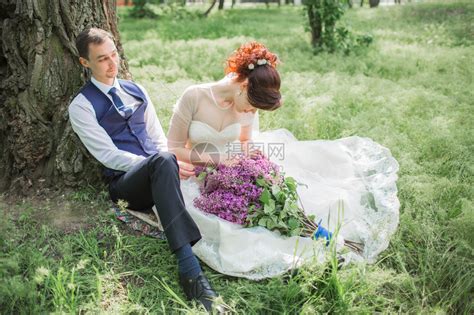 新娘和新郎在公园举行婚礼高清图片下载-正版图片507316474-摄图网