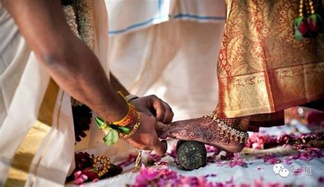 印度奇怪的婚礼风俗——当地的女孩和狗结婚