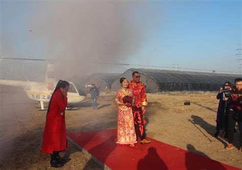 【郑州】一对新人直升机上举行空中婚礼