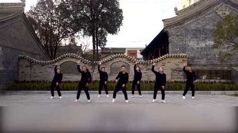广场健身舞《一条大河》32步优美简单 适合零基础的广场舞大妈跳_腾讯视频