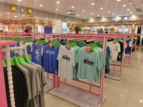 安徽阜阳：店员当主播线上拓宽服装销售渠道-人民图片网