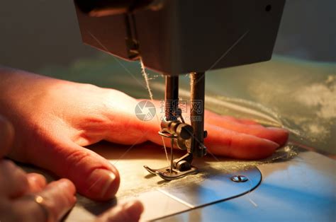 在裁缝店的缝纫机上缝制布高清摄影大图-千库网