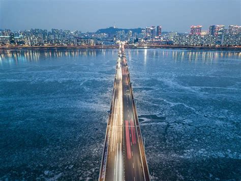 韩国首尔汉江/麻浦谷西江大学城大桥和江边步道视频素材_ID:VCG42N1299772905-VCG.COM