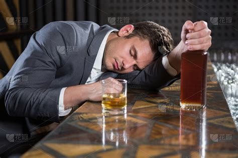 喝醉酒的非洲男子在酒高清图片下载-正版图片503557065-摄图网