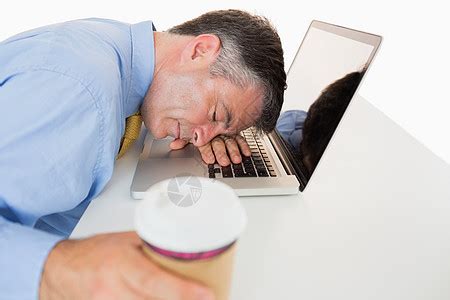 疲累的男人睡在桌子上高清图片下载-正版图片320589247-摄图网