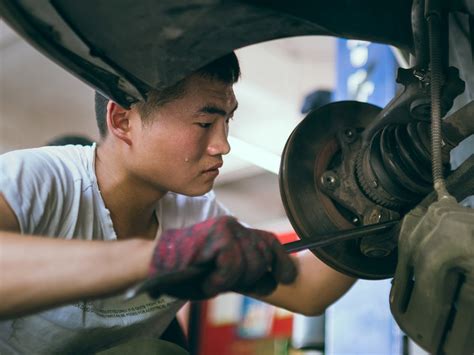修理工在大型汽车厂修理自动机械手臂工业概念高清图片下载-正版图片507494487-摄图网
