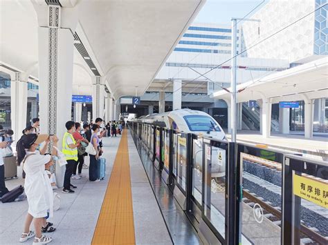 高铁智能新设备在四川自贡站投用__财经头条