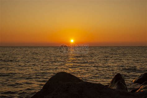 海上美丽的阳光日落在海滩的惊人的夏天视图黑海炽热的日落景观和上方的橙色天空高清图片下载-正版图片506420182-摄图网