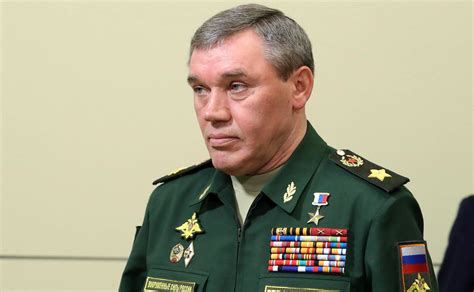 俄军的绿色勤务服，勋章和徽章如何佩戴，用国防部领导示例说明_俄罗斯