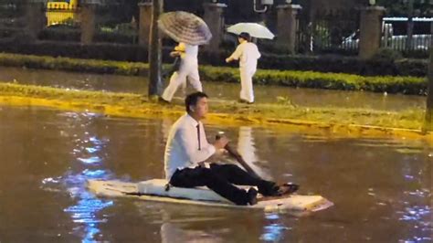 上海暴雨后，男子西装革履划泡沫船漂流_凤凰网视频_凤凰网