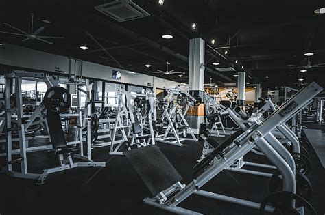 堆满健身器材的健身房高清图片下载-正版图片501190910-摄图网