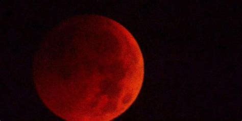 必应美图： 血色的月亮逐渐从地球的阴影中逃逸出来，变回满月 2016年7月20日 - 必应壁纸 - 中文搜索引擎指南网