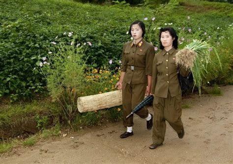 组图：丹东对岸朝鲜女兵穿高跟鞋带金色手表新闻频道__中国青年网