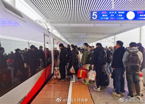 2月6日，高铁许昌东站，出行旅客有序乘降……
