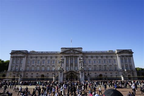 英媒：女王去世后白金汉宫降半旗，民众聚集在门前唱起国歌|英国_新浪新闻