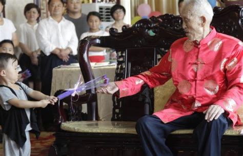 红色娘子军：红莲的饰演者向梅，今年81岁了，依然很漂亮_凤凰网娱乐_凤凰网