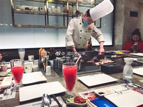 铁板烧日本厨师在餐厅烹饪和烧烤时高清图片下载-正版图片506534998-摄图网