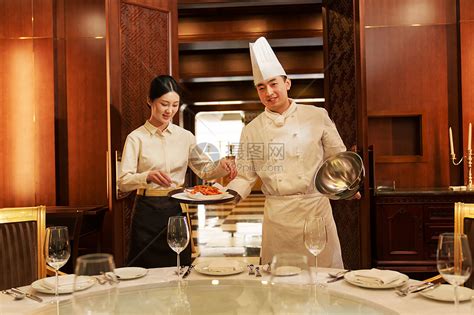 酒店厨师服务员上菜并介绍高清图片下载-正版图片507636547-摄图网