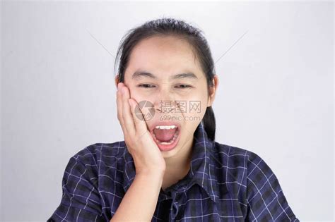 亚洲妇女亲手摸脸颊高清图片下载-正版图片504366116-摄图网