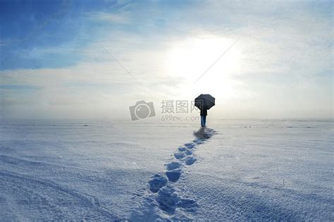 冰上行走的人高清图片下载-正版图片500311329-摄图网