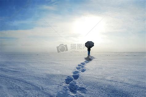 一个人行走图片
