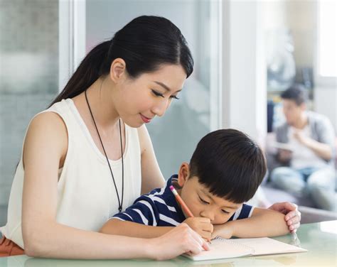 父母如何“陪孩子写作业”？不能坐在孩子身边，就目不转睛地盯着|写作业|父母|陪孩子_新浪新闻